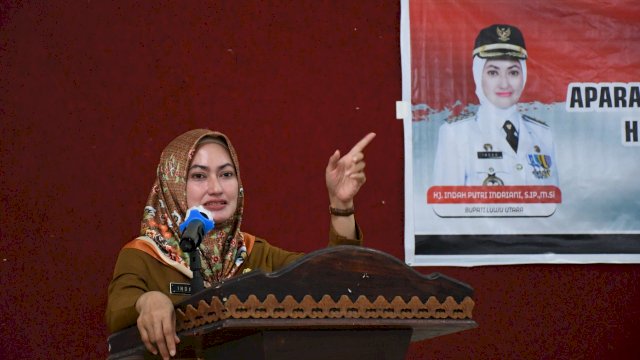 Bupati Luwu Utara Indah Putri Indriani Saat Memberikan Arahan Kepada Kepala Desa Terpilihnya di Luwu Utara