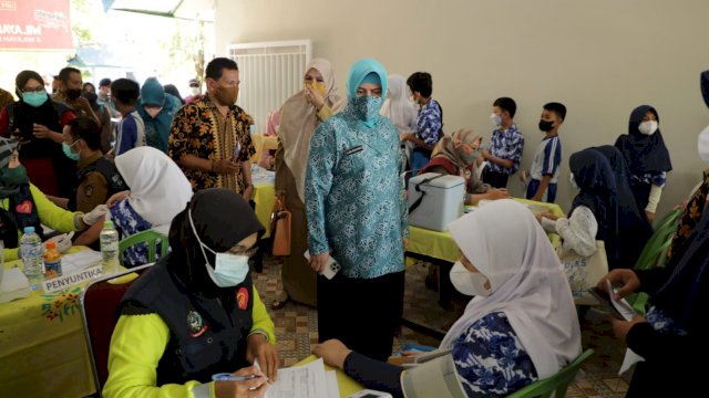 Ketua Tapi PKK Indira Jusuf Ismail Memantau Proses Pelaksanaan Vaksinasi siswa 