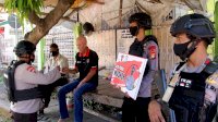 Selain Imbauan Taat Prokes, Patroli Brimob Bone Juga Bagikan Ini Untuk Warga
