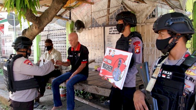 Selain Imbauan Taat Prokes, Patroli Brimob Bone Juga Bagikan Ini Untuk Warga