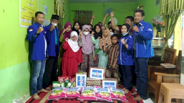 Saat para pengurus Partai Demokrat Sinjai melakukan penyerahan sembako ke salah satu Panti Asuhan di Kecamatan Sinjai Utara, Jumat (3/9). 