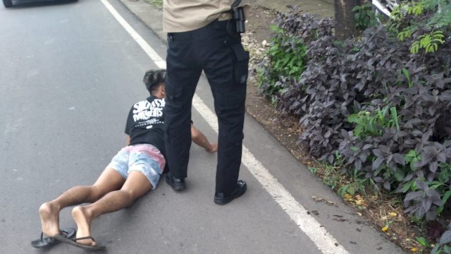 Saat Walpri Wakapolda Sulsel menangkap pelaku pembunuhan di Jalan Batara Bira, Makasaar, Senin (6/9).