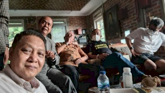 Saat Rocky dan kawan-kawannya berkumpul di rumah Rocky. Sumber: Postingan Adhie/ Twitter.