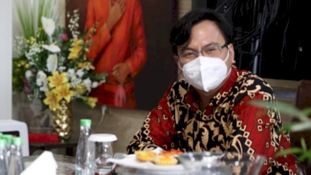 Anggota Dewan Pengawas BPJS Kesehatan, Siruaya Utamawan  di kediaman pribadinya jalan Amirullah. No.18 Makassar. Kamis (16/9/2021).