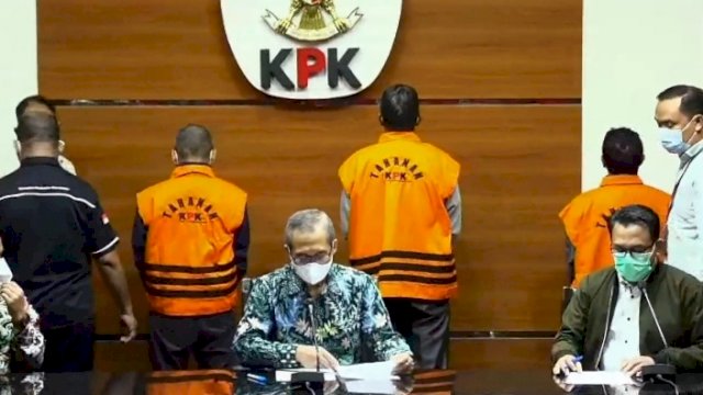 Tiga orang yang telah ditetapkan tersangka, momen ini saat KPK melakukan konferensi pers. Kamis (16/9) malam.