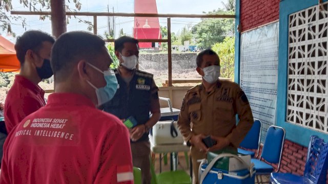 Camat Somba Opu Agus Salim saat mendatangi pos vaksinasi binda sulsel di Kelurahan Tompobalang.