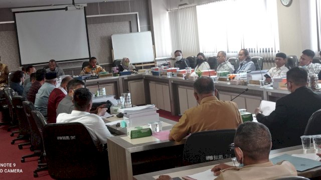 Wakil ketua Dewan Perwakilan Rakyat Daerah (DPRD) Provinsi Sulawesi Selatan Syaharuddin Alrif memimpin langsung rapat dengar pendapat antara Kelompok Peternakan bersama Distribusi Pangan ternak dan dinas Peternakan, Perindustrian dan Perdagangan&nbsp;