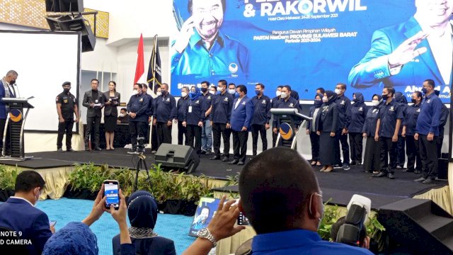 Mantan Gubernur Sulawesi Barat Anwar Adnan Saleh beserta Istri Enny Anggraeni Anwar dilantik sebagai ketua dan Pengurus DPW Nasdem Sulawesi Barat&nbsp;