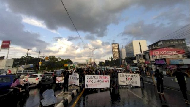 Aksi mahasiswa Makassar di Jalan Urip Sumoharjo Makassar, Kamis (30/9). / Alam