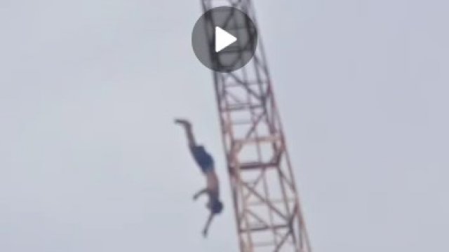 Saat korban jatuh dari tower terekam video/ tangkapan layar.