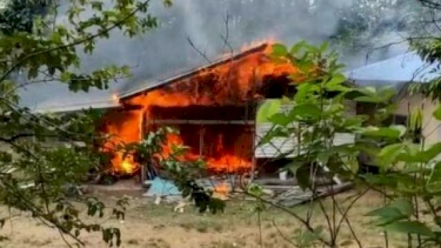 Sejumlah massa mendatangi jemaah Ahmadiyah di Desa Balai Harapan, Kecamatan Tempunak, Kabupaten Sintang, Kalimantan Barat (Kalbar), Jumat (3/9/2021) siang. Dalam peristiwa tersebut, bangunan masjid mengalami kerusakan karena dilempar dan bangunan belakang masjid dibakar massa.(istimewa)
