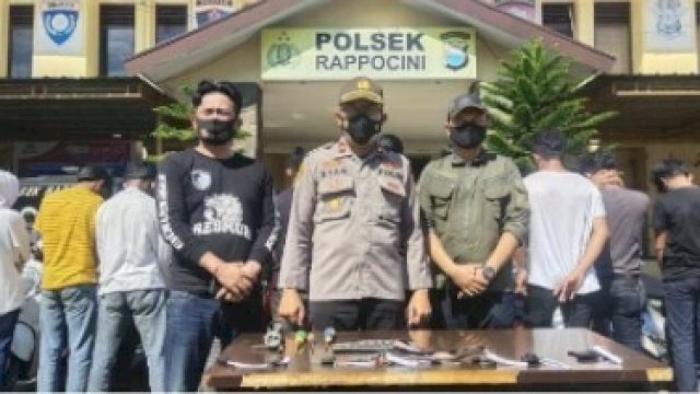 Kapolsek Rappocini (di tengah). 