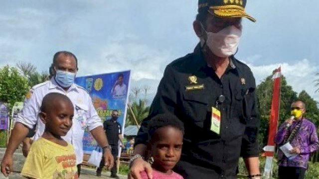 Mentan SYL saat bersama anak-anak Papua.