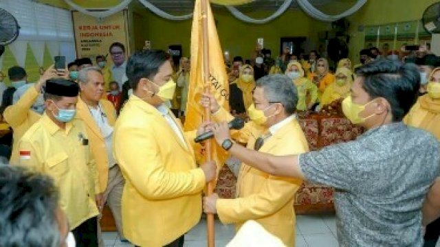 Penyerahan bendera dari Ketua DPD I Golkar Sulsel kepada ketua Golkar Barru terpilih Mudassir Hasri Gani, Selasa (7/9).