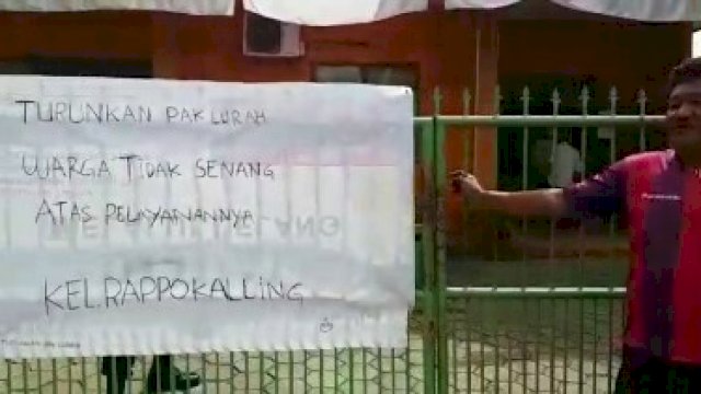Saat warga menyegel kantor lurah Rappokalling, Tallo, Makassar, Rabu (15/9). / Tangkapan Layar.