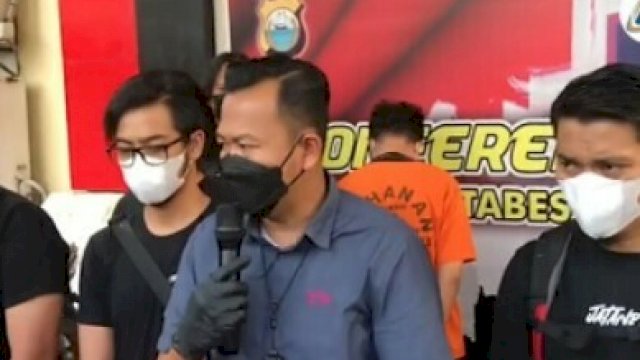 Saat Kasat Reskrim Polrestabes Makassar menggelar konferensi pers terkait penangkapan dua oknum pegawai kontrak Pemkot Makasaar yang curi barang-barang di Balai Kota, Kamis (16/9). 