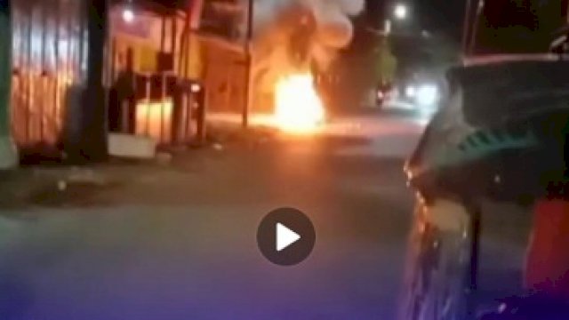 Perang Kelompok Warnai Malam Minggu di Ujung Tanah, Makassar: Satu Unit Motor Dibakar