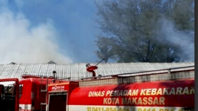 Saat mobil Damkar tengah memadamkan api 