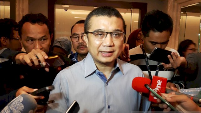 Wakil Ketua Umum Dewan Pimpinan Pusat (DPP) Partai Golkar, Erwin Aksa, dan ketu dewan pembina pemenangan pemilu DPP Golkar Idrus Marham mengaungkan evaluasi terhadap kinerja Partai Golkar di Sulawesi Selatan (Sulsel).