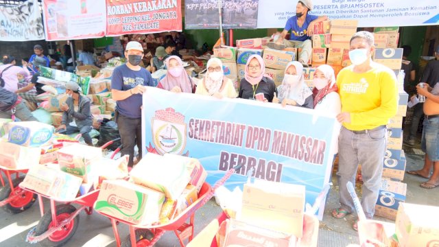 Staf Sekretariat DPRD Makassar salurkan Bantuan Untuk warga Lepping