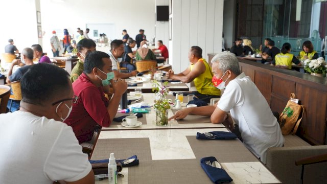 Plt Gubernur Sulawesi Selatan (Sulsel) Andi Sudirman Sulaiman yang berada di Papua untuk menghadiri Pembukaan PON XX, menyempatkan diri untuk bertemu dengan Gubernur Jawa Tengah, Ganjar Pranowo, Sabtu, 2 Oktober 2021.