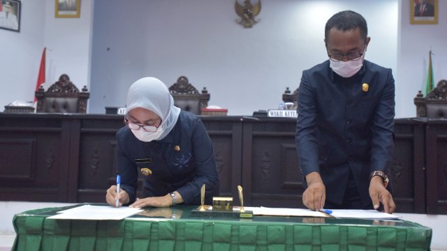 Pemerintah Daerah Kabupaten Luwu Utara bersama DPRD Luwu Utara akhirnya menyetujui Ranperda tentang Perubahan APBD Tahun Anggaran 2021, Kamis 30/9/2021). 