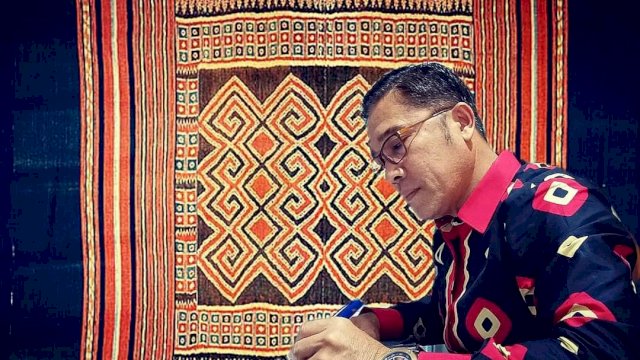 Salah satu kain yang menjadi ciri khas bangsa Indonesia adalah batik, yang selalu hadir dalam setiap denyut kehidupan kita sehari-hari. Batik adalah warisan budaya Indonesia yang telah mendunia. 