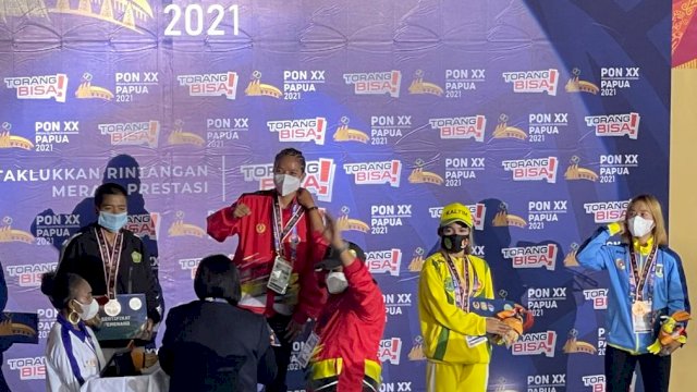 Atlet Muaythai Sulsel Sri Eviyanti dan Sul Bimantara Setelah Meraih Medali Emas dan Prak pada PON ke XX Papua 