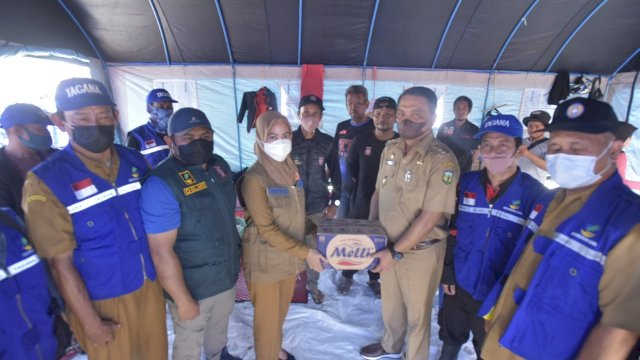 Bupati Luwu Utara Antar Langsung Bantuan untuk Korban Banjir di Walmas
