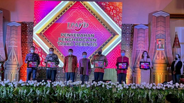 Pemkot Makassar Raih Penghargaan TPKAD Award 2021