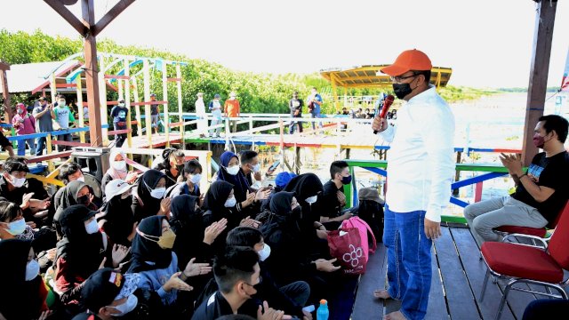 Walkot Makassar Beri Materi Lingkungan Hidup Pada Simulasi Konsep Outing Class Mangrove di Lantebung