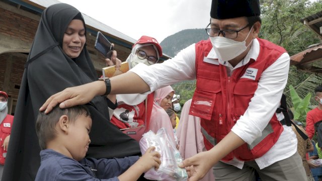 Wabup Suaib Mansur Serahkan Bantuan untuk Korban Banjir di Walmas