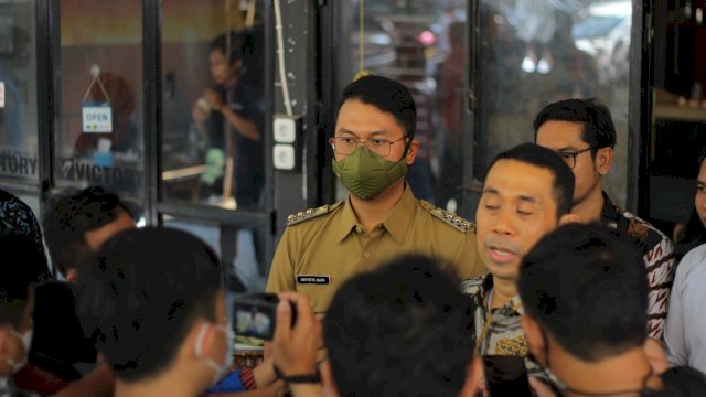 Kamrussamad saat diwawancarai oleh Wartawan dengan didampingi oleh Bupati Sinjai, Andi Seto Asapa. 