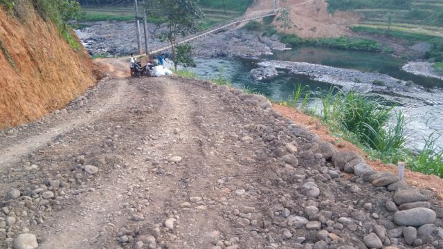 Tampak pembangunan jalan penghubung Desa Turungan Baji - Terasa. (dok: Sym/trotoar)