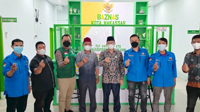 Ketua Baznas dan wakilnya saat berfoto bersama dengan Ketua dan pengurus KNPI Makassar.