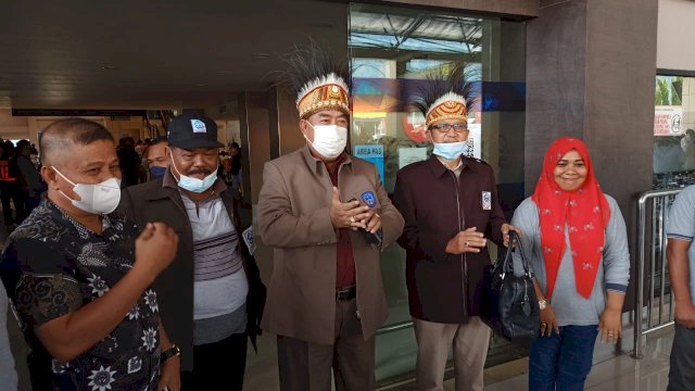 Tiba di Bandara Internasional Sentani Jayapura, Abdul Hayat Disambut KKDB