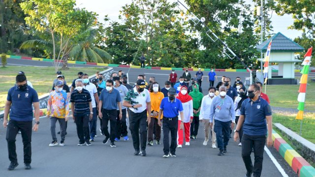 Didampingi Istrinya, Ma’ruf Amin Olahraga di Makodam XVIII/Kasuari: Di Sini Sangat Menyenangkan