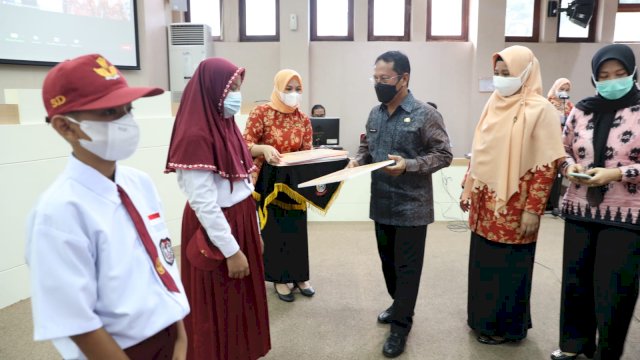 DWP Kota Makassar, Serahkan Bantuan Pendidikan Anak ASN Berprestasi