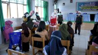 PMI Lanjutkan Roadshow Vaksinasi Pelajar di SMPN 4 Masamba, 108 Pelajar Disuntik Vaksin COVID-19