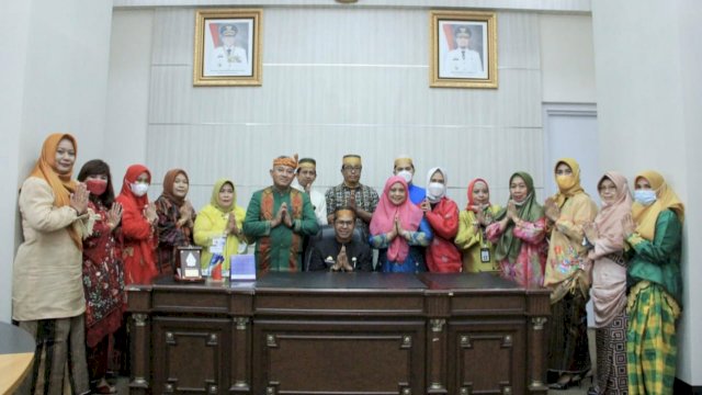 Pakaian Adat cara tersendiri menghormati hari bersejarah Sulsel  oleh Disbudpar Sulsel.