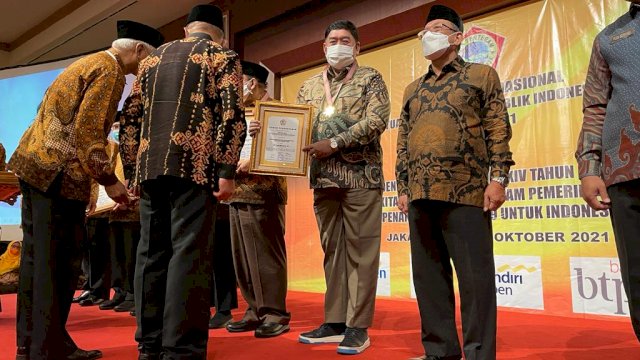 Sekprov Abdullah Hayat Gani saat menerima pemgharhaan