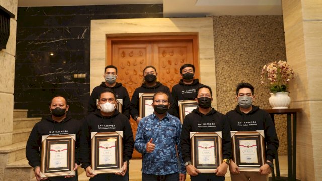 Walkot Makassar Beri Penghargaan Kepada 9 Personil Satnarkoba, Ini Nama-namanya
