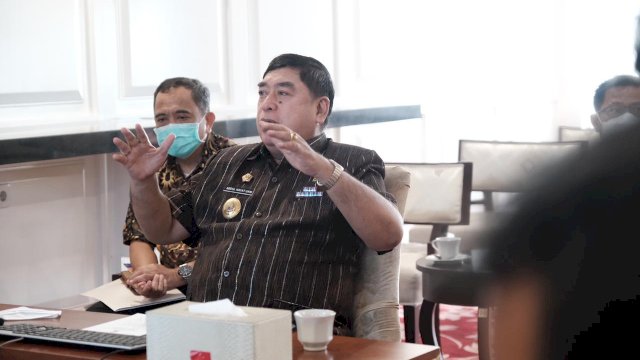 Sekretaris Daerah Provinsi Sulsel, Abdul Hayat Gani, saat menghadiri sosialisasi Badan Standar Nasional Indonesia (BSNI) Bina UMKM, yang berlangsung secara virtual zoom meeting di Baruga Lounge kantor gubernur Sulsel, Jumat, 22 Oktober 2021