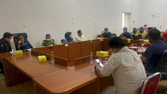 Ket. Foto: paling kiri (Dindo), sebelahnya (Jufri), paling kanan baju cokelat lapangan (Dedi Irfan)