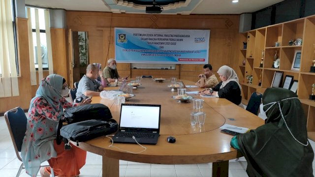 Dekan Fakultas Pascasarjana Unifa, Dr Ismail Marzuki mengumpulkan seluruh dosen internal dalam rangka perkuliahan perdana yang dijadwalkan pada 12 November 2021 dapat berjalan optimal sesuai program pembelajaran yang disiapkan, Jumat (22/10/2021).