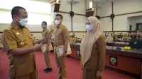 Serahkan SK Pengangkatan PNS dan CPNS Lulusan IPDN, Plt Gub Sulsel: Berikan Pelayanan Terbaik Kepada Masyarakat