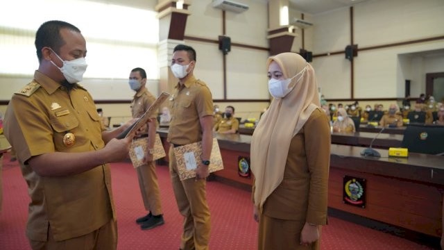 Serahkan SK Pengangkatan PNS dan CPNS Lulusan IPDN, Plt Gub Sulsel: Berikan Pelayanan Terbaik Kepada Masyarakat