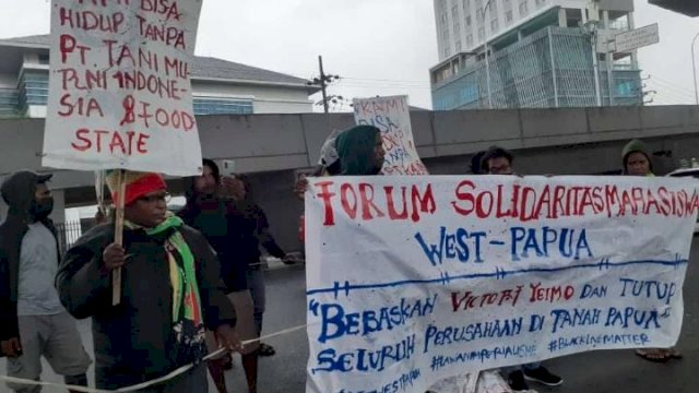 Aksi mahasiswa Papua sekitar 10 menit berselang sebelum dibubarkan di Jl AP Pettarani, Makassar, Selasa (26/10).