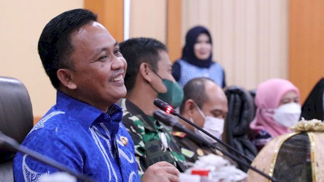 Bupati Bantaeng Ilham Azikin terlihat tersenyum menyambut momentum Sumpah Pemuda.