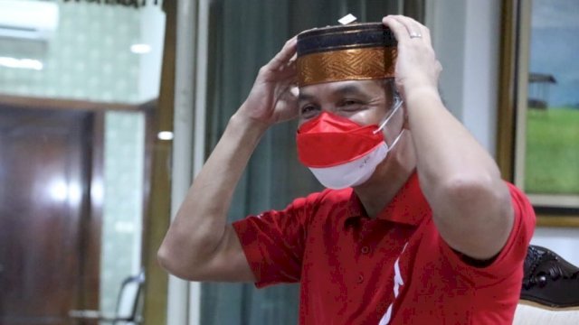 Penampilan Ganjar Pranowo pakai Songkok Bone, Kamis (28/10). Al/trotoar
